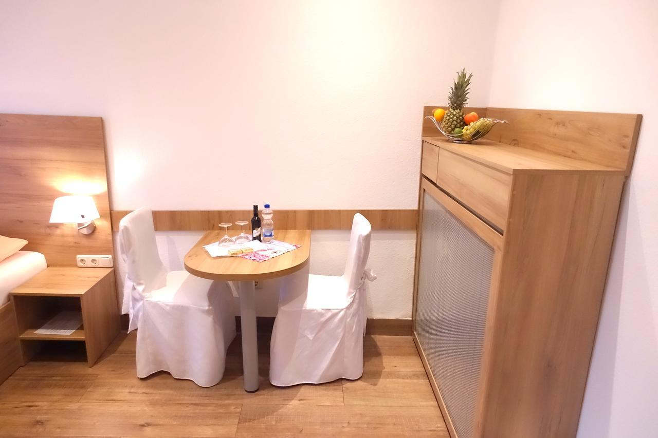 Gasthof & Restaurant "Am Kreuz" Essen Bagian luar foto